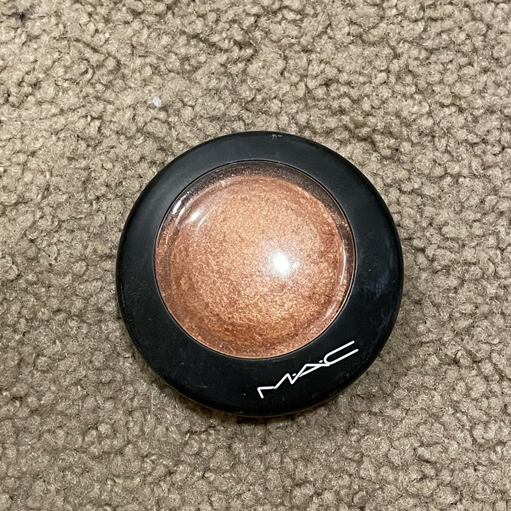 MAC Mineralize Skinfinish in ‘Gold Deposit’